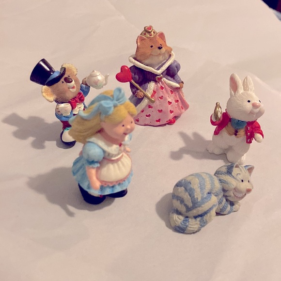 Hallmark Merry Minatures Alice in Wonderland - Picture 2 of 10